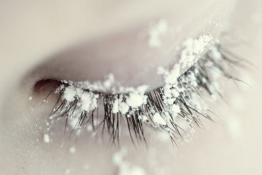 POURQUOI LA COLLE POUR EXTENSIONS DE CILS DEVIENT BLANCHE?
