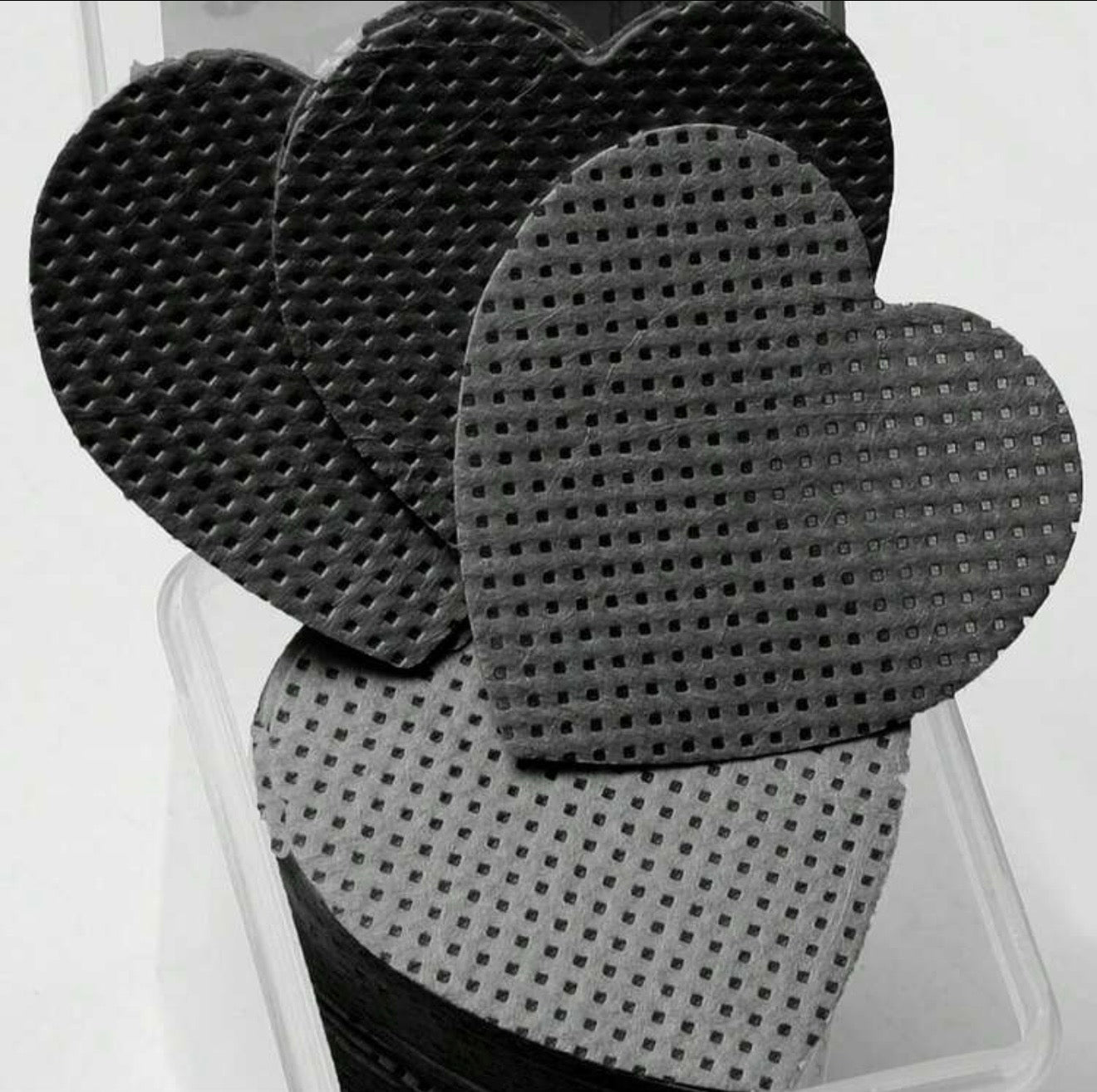 Lingettes sans fibres pour adhésif